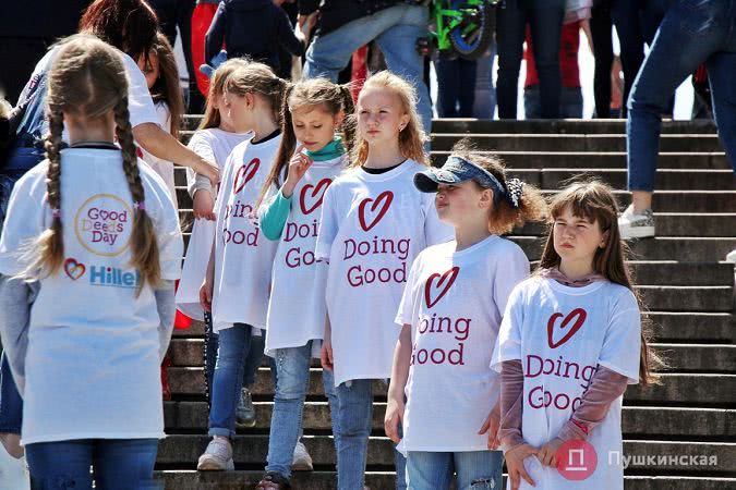 В Одессе прошел посвященный Дню матери флешмоб. Фото