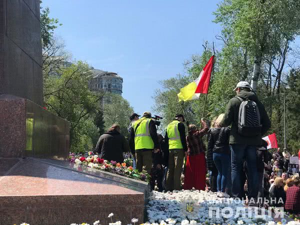 В праздновании 9 мая приняли участие около 700 тыс. украинцев, больше всего в: Одессе, Киеве,  Днепропетровске и Запорожье