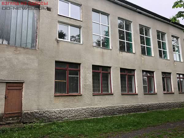 Одесская область: в школе Захаровского района продолжается замена старых окон на новые