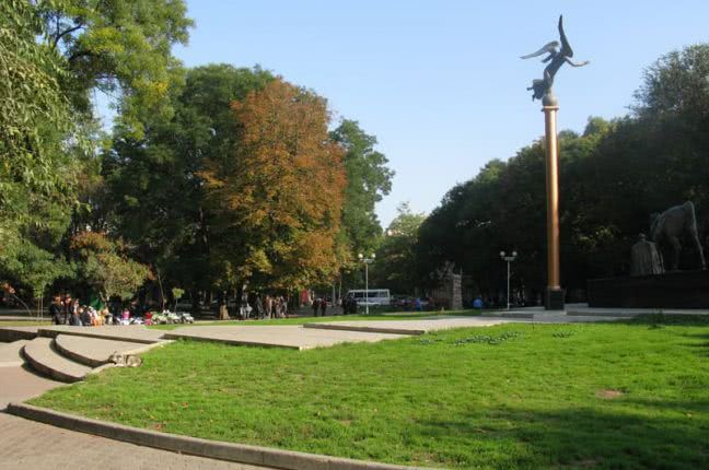 Более 27 миллионов гривен потратят на ремонт тротуаров, освещения и зеленой зоны в Старобазарном сквере