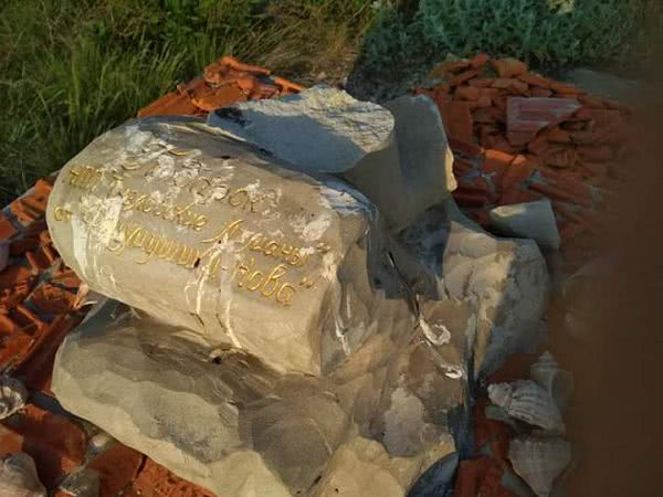 Вандалы повредили в НПП "Тузловские лиманы" скульптуру дельфина и арт-объект "Крылья ангела"