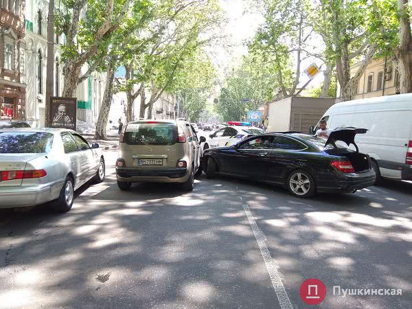 ДТП в центре Одессы: «Посейдон» на «мерсе» не пропустил Citroën и устроил пробку. Фото