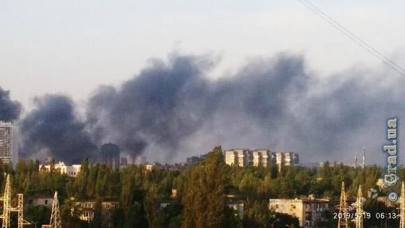 В Одессе горит бывший военный склад