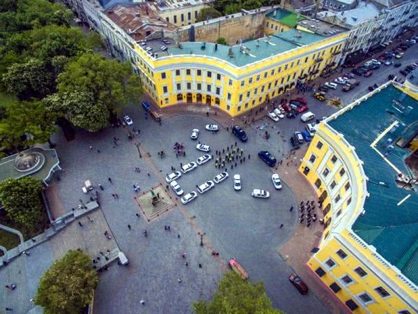 «Живая вышиванка» в центре Одессы: правоохранители устроили патриотический флешмоб (фото)
