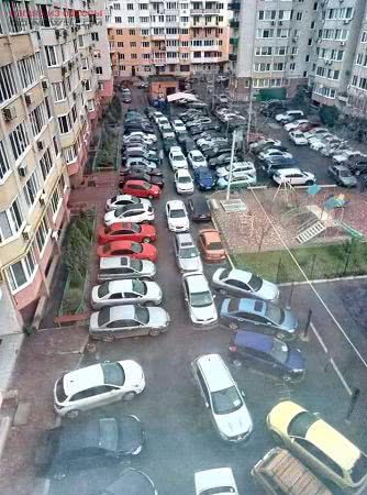 В Одессе показали уникальный двор, где припарковано более сотни авто