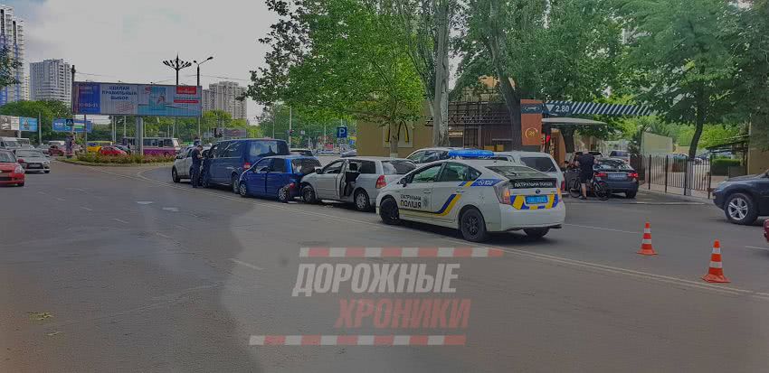 На площади Толбухина четыре автомобиля попали в аварию (фото)