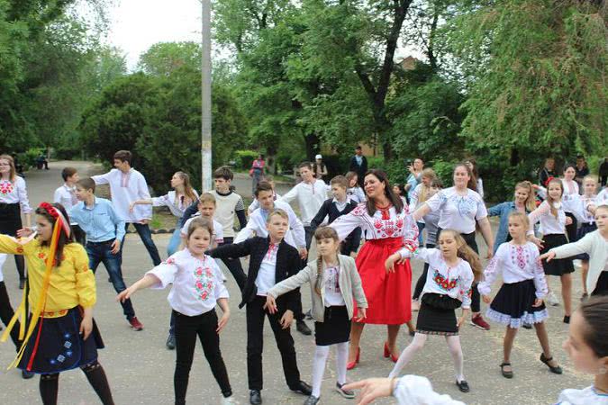 В Белгороде-Днестровском провели флэшмоб ко Дню вышиванок
