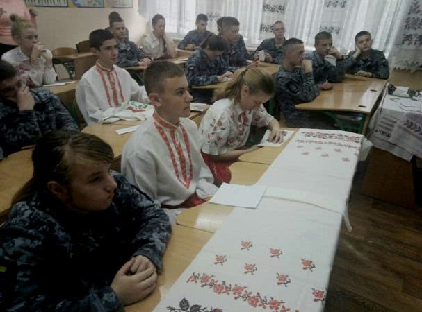 Вышиванка - больше чем мода: студенческая молодежь Измаила выстроилась в виде "вышиванкового" сердца