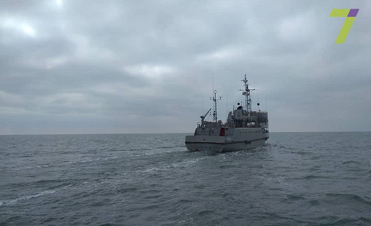 День Победы: в Одессе спустили на воду венки в память о погибших пограничниках (фото, видео)