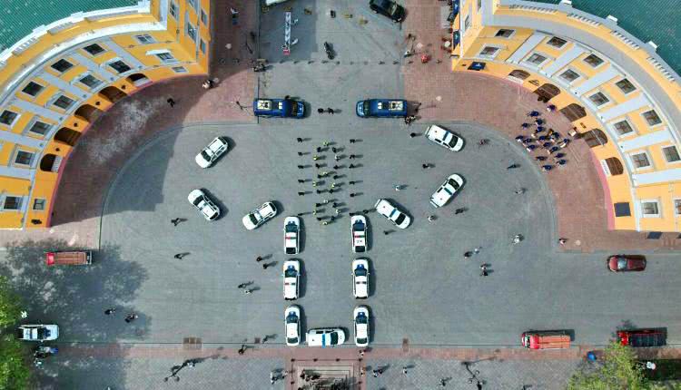 Одесские полицейские изобразили вышиванку из автомобилей. Получилось не очень