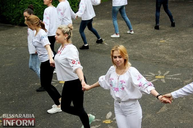 Вышиванка - больше чем мода: студенческая молодежь Измаила выстроилась в виде "вышиванкового" сердца