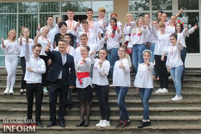 Вышиванка - больше чем мода: студенческая молодежь Измаила выстроилась в виде "вышиванкового" сердца