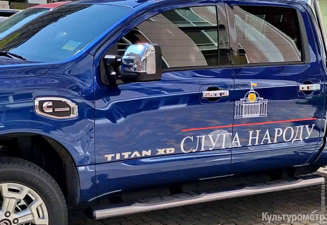 В Одессе замечены крутые автомобили с наклейками «Слуга народа»