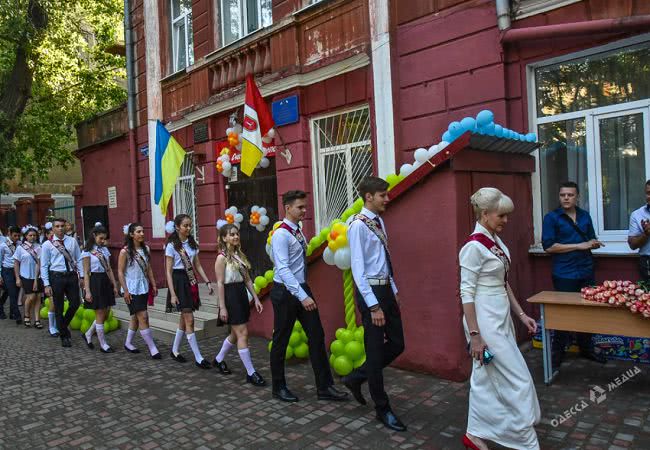 Последний звонок в школе на одесской Молдаванке: без шаров и с планами на благоустройство (фото)