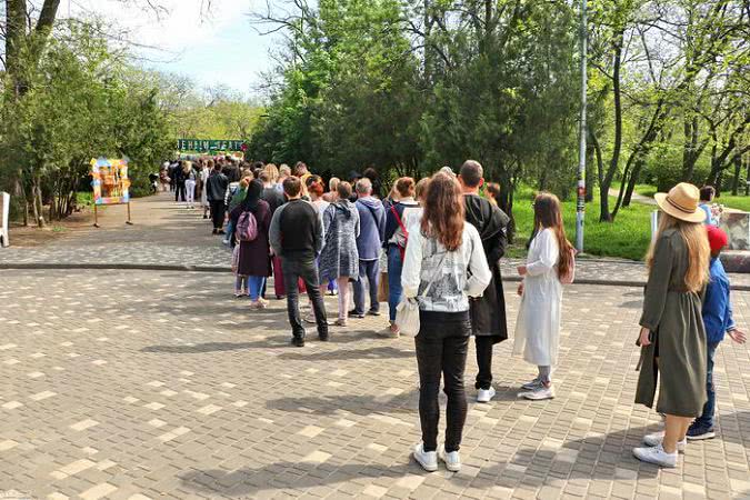 В Зелёный театр выстроилась огромная очередь