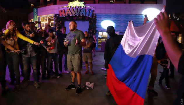 В Одесі на мітингу проти концерту фанатки Путіна спалили прапор РФ