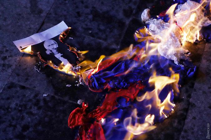 В Одесі під час мітингу проти концерту пропутінської співачки активісти спалили прапор РФ