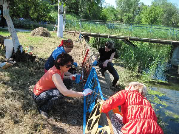 В Татарбунарах сотрудники горсовета вышли на «субботник», чтобы подготовить центр города к Дню защиты детей