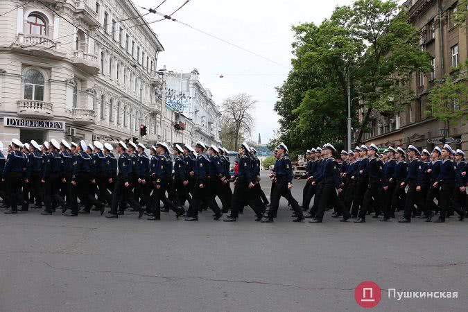 С цветами, портретами и музыкой: как в Одессе отметили 9 мая. Фото