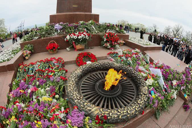 Одесса за победу. Одесса памятник Победы. Одесса вечный огонь. Памятник Одессе у вечного огня. Вечный огонь города Одесса.