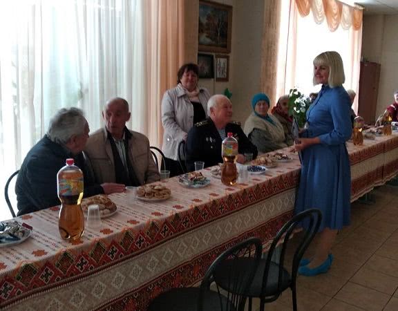В Сарате работники культуры поздравили ветеранов