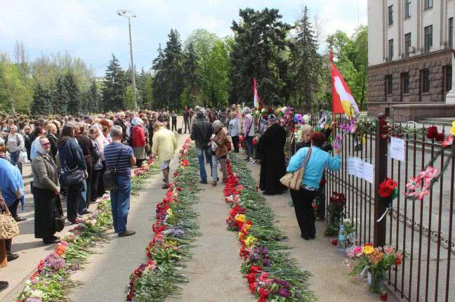 Одесса: за поджигателей табличек у Дома профсоюзов взялась полиция (видео)