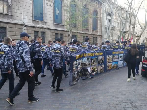 В пятую годовщину майской трагедии радикалы устроили победное шествие в Одессе