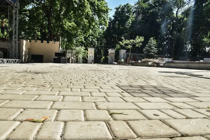 В Летнем театре ведутся последние приготовления к открытию