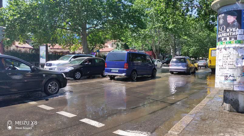 На Черемушках затопило улицу: «Инфоксводоканал» устраняет аварию на водопроводе. Фото