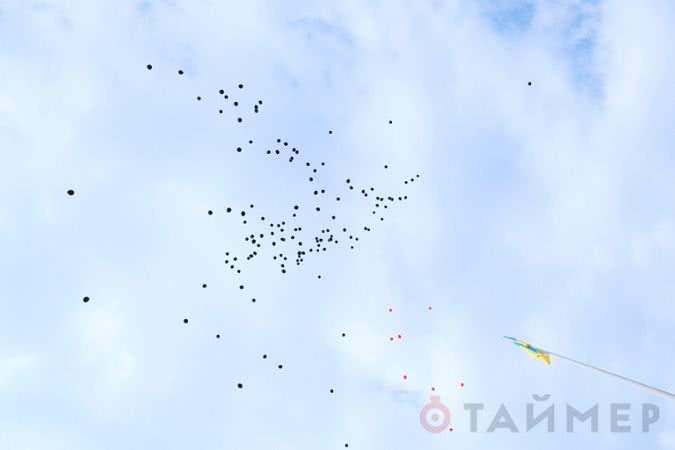 В Одессе прошло траурное мероприятие: запустили чёрные и белые шары в небо В Одессе прошло траурное мероприятие: запустили чёрные и белые шары в небо
