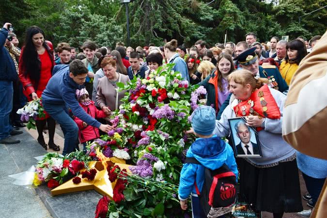 Живой коридор, митинг-реквием, выставка и праздничный концерт: в Белгород-Днестровском отметили День Победы