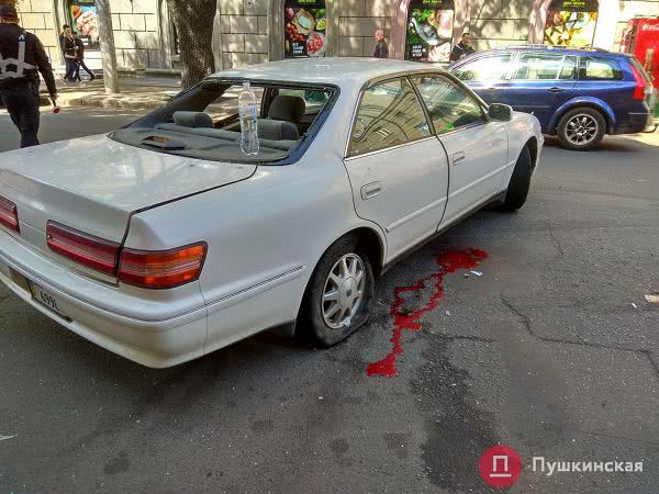 Лужи крови и пробки: в центре Одессы автомобиль врезался в дерево. Фото