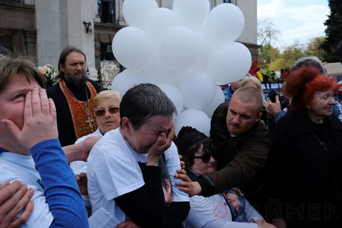 В Одессе прошло траурное мероприятие: запустили чёрные и белые шары в небо В Одессе прошло траурное мероприятие: запустили чёрные и белые шары в небо