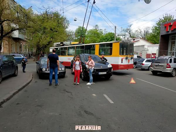 На Пастера Porsche Cayenne и троллейбус попали в ДТП