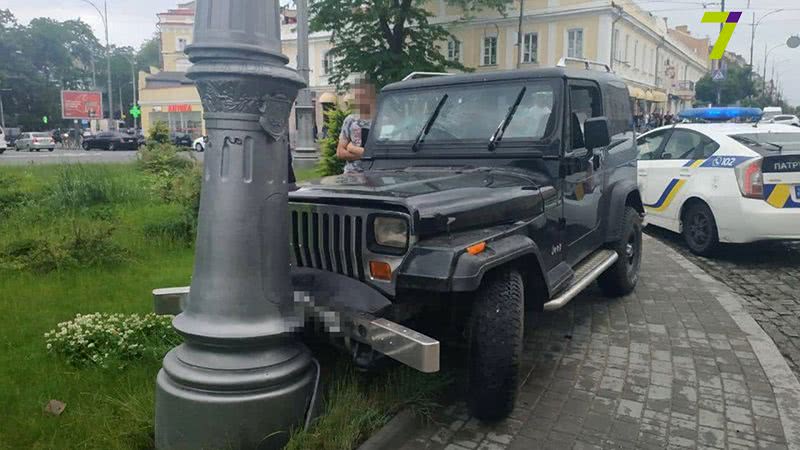 Пьяный парень врезался на авто в столб в центре Одессы и пытался уехать с места ДТП на трамвае (фото)