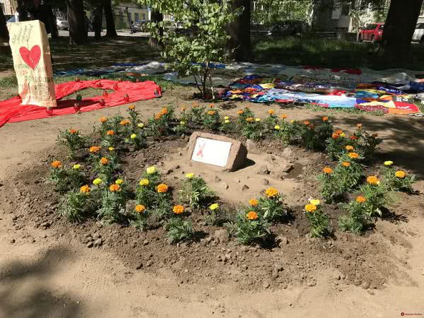 Одесситов бесплатно проверяют на ВИЧ, а в память умерших от СПИДа высадили клумбу