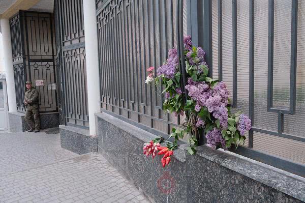 Под генконсульство России в Одессе несут цветы в память о трагедии в аэропорту Шереметьево Под генконсульство России в Одессе несут цветы в память о трагедии в аэропорту Шереметьево