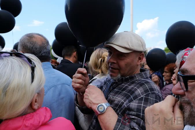 В Одессе прошло траурное мероприятие: запустили чёрные и белые шары в небо В Одессе прошло траурное мероприятие: запустили чёрные и белые шары в небо