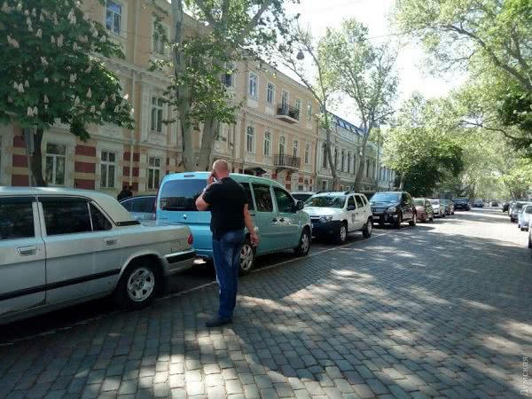 Автохамы на Пушкинской паркуются в два ряда