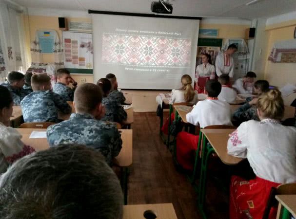 Вышиванка - больше чем мода: студенческая молодежь Измаила выстроилась в виде "вышиванкового" сердца