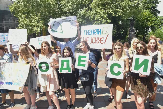 На Думской площади одесские школьники и студенты провели митинг «ради климата» (фото)