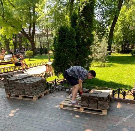 Поврежденную при благоустройстве Летнего театра в Горсаду плитку приводят в порядок (фото)