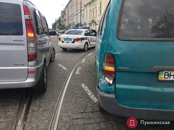 В центре Одессы трамвай задел минивен: образовалась пробка из 13 вагонов. Фото