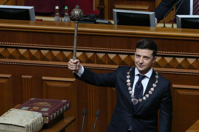 «Черная полоса заканчивается»: почему упавшее удостоверение Президента Зеленского трактуют как хороший знак