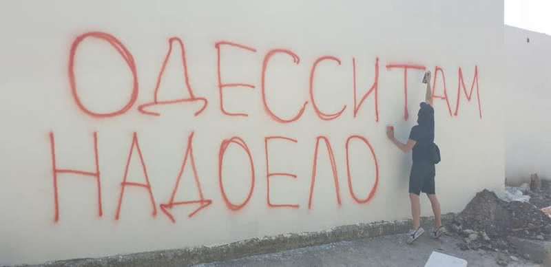 «Одесситам надоело!»: активисты с кувалдами снесли кафе на черноморском побережье (фото)