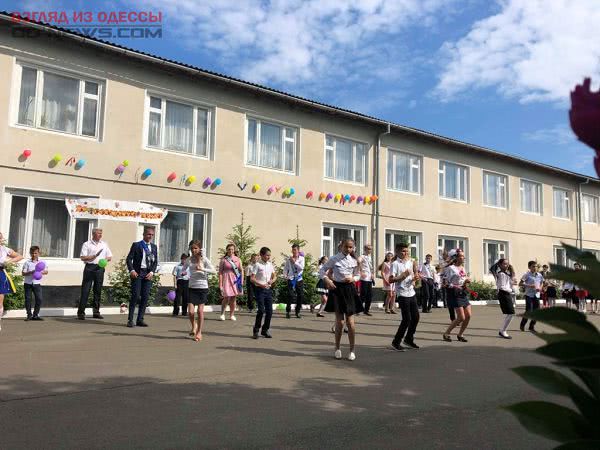 Последний звонок в Одесской области: в школах Захаровского района принимали подарки