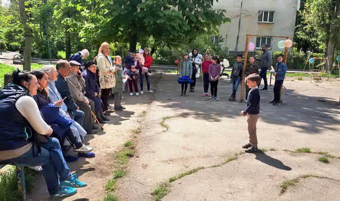 Юные одесситы устроили дворовой концерт ко Дню Победы для ветеранов своего района