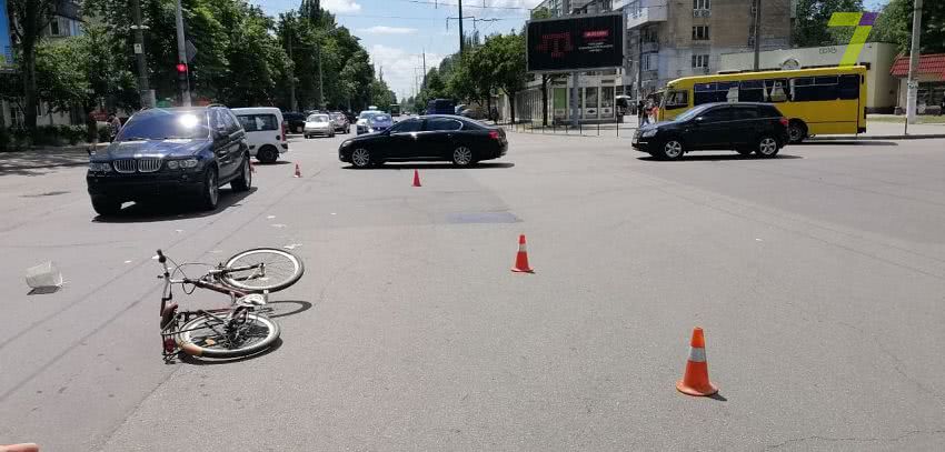 На одесских Черёмушках внедорожник BMW сбил девушку-велосипедиста (фото)