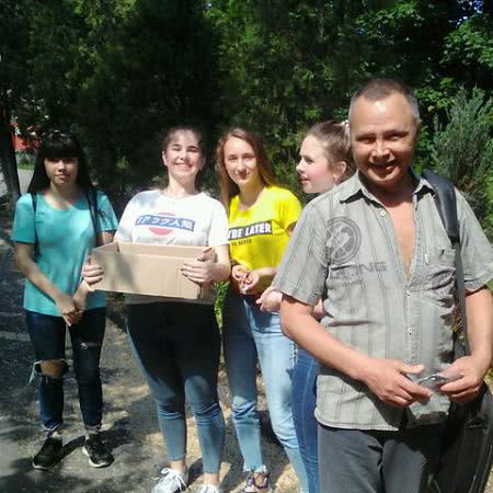 В Белгород-Днестровском парке курящим горожанам предлагали конфеты
