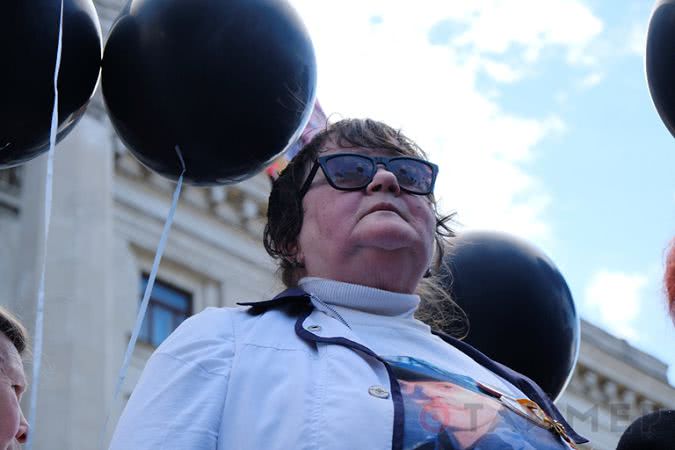 В Одессе прошло траурное мероприятие: запустили чёрные и белые шары в небо В Одессе прошло траурное мероприятие: запустили чёрные и белые шары в небо